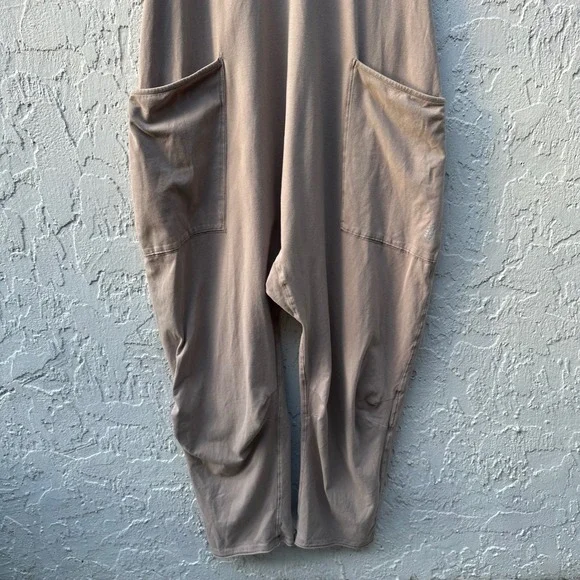 FP Movement Hot Shot Jumpsuit Romper XS Pocket Yoga Lounge Relaxed Boho Neutral - Picture 3 of 8